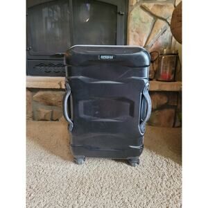 AMERICAN TOURIST HARD SIDE CARRY-ON SPINNER SUITCASE in BLACK